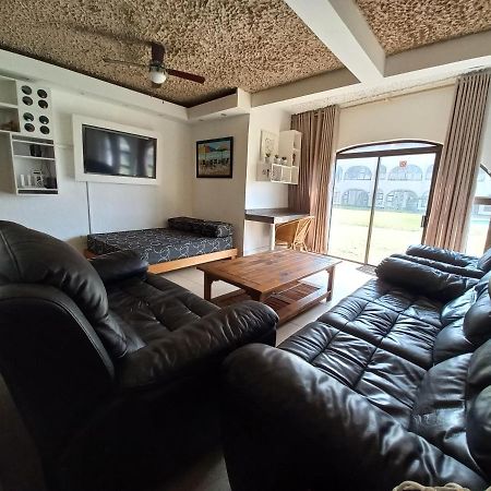Cabanas Del Mar Amanzimtoti Bagian luar foto