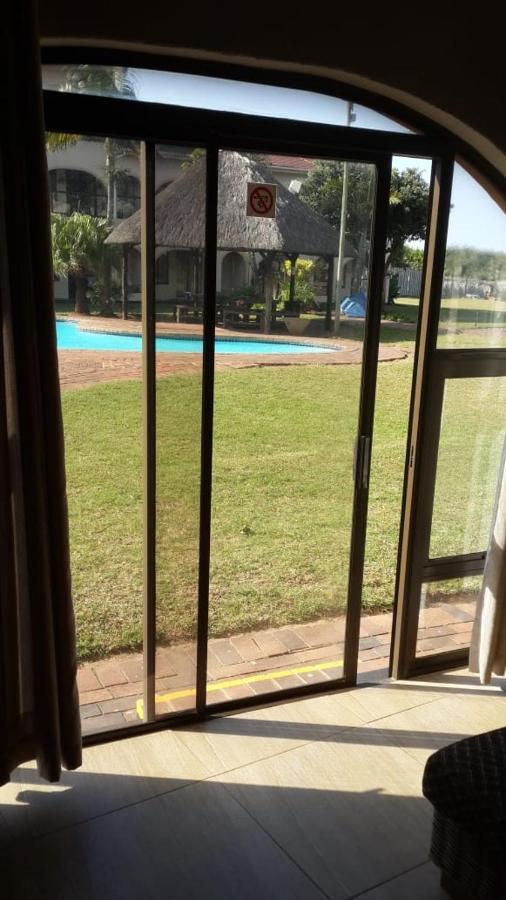 Cabanas Del Mar Amanzimtoti Bagian luar foto