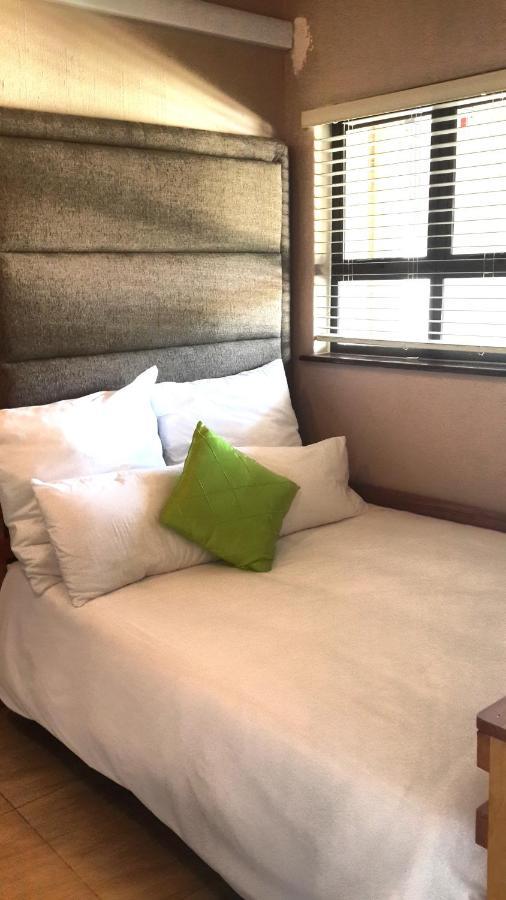 Cabanas Del Mar Amanzimtoti Bagian luar foto